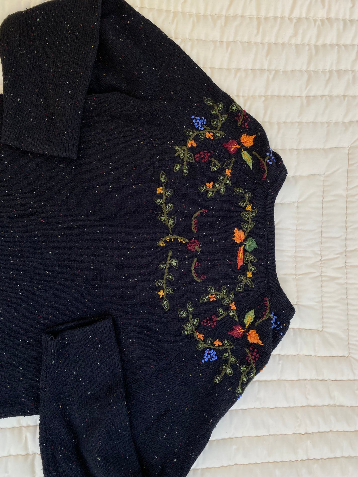 Vintage Floral Embroidered Zip Cardigan ā Perfect Fall Sweater